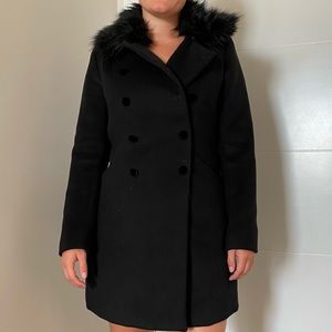 Coat with faux fur collar and velvet buttons